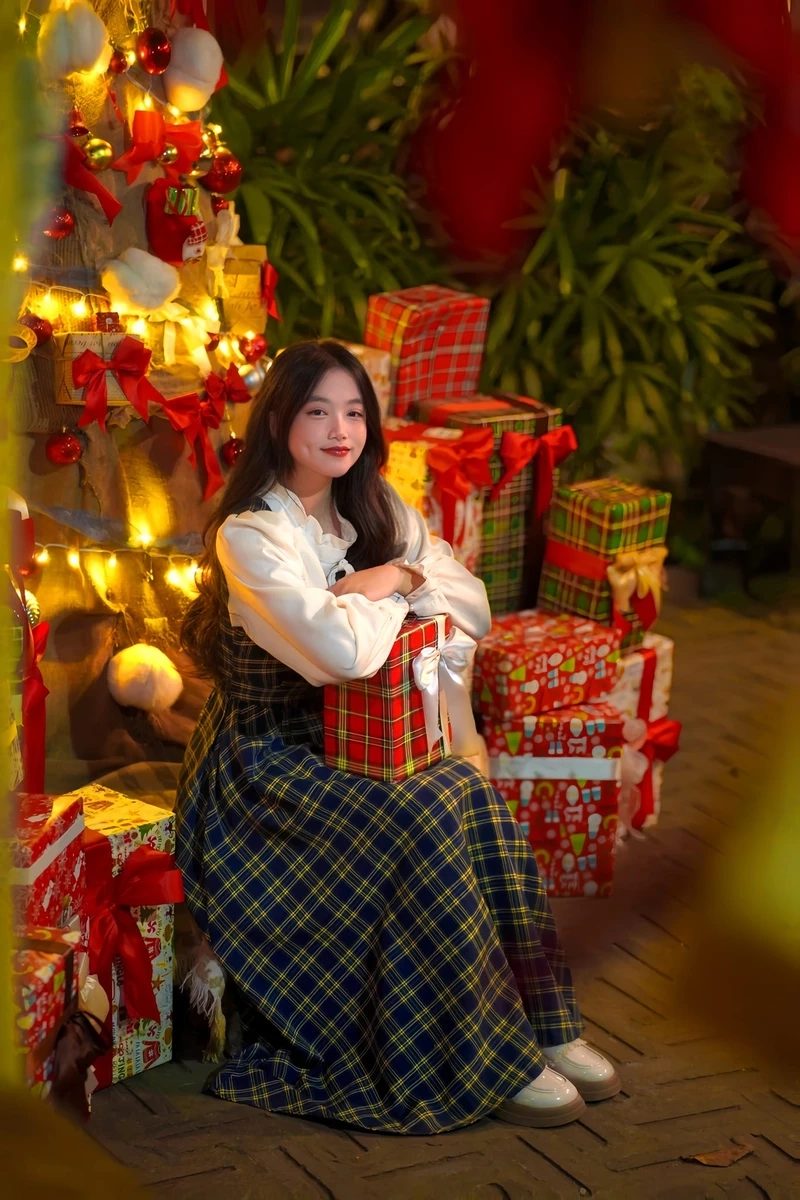Hình cô gái quay lưng trên cánh đồng, thể hiện sự tự do và hòa mình