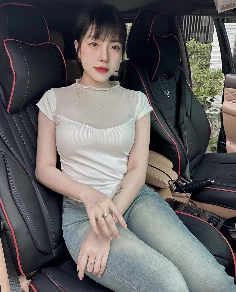 Hình bé gái lớp 5 học bài thể hiện sự chăm chỉ và cố gắng