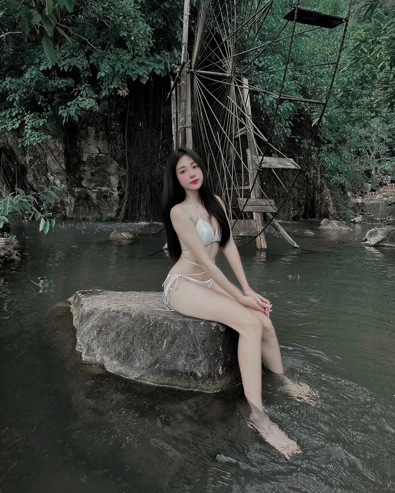 Hình trẻ em trong lễ hội mang đến không khí vui tươi và rực rỡ