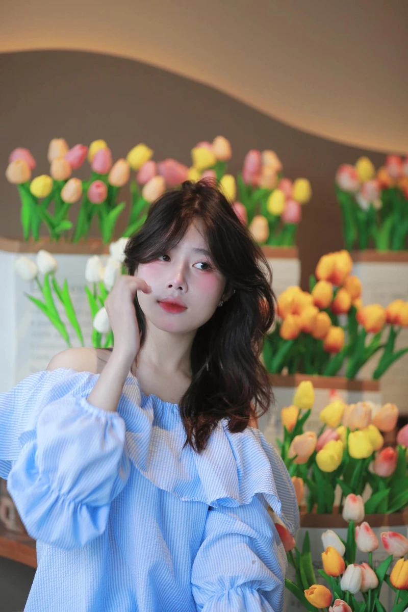 Ảnh gái mặc quần ngắn với giày búp bê tạo vẻ đẹp nữ tính và dễ thương