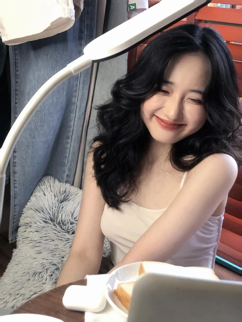Gái xinh TikTok với phong thái trẻ trung và tràn đầy sức sống