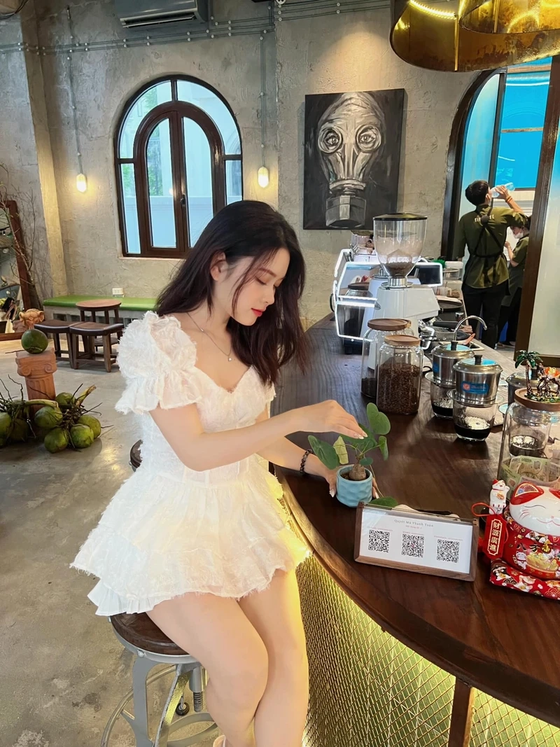  Anh gái mạng với ánh mắt rạng rỡ và phong cách tự nhiên