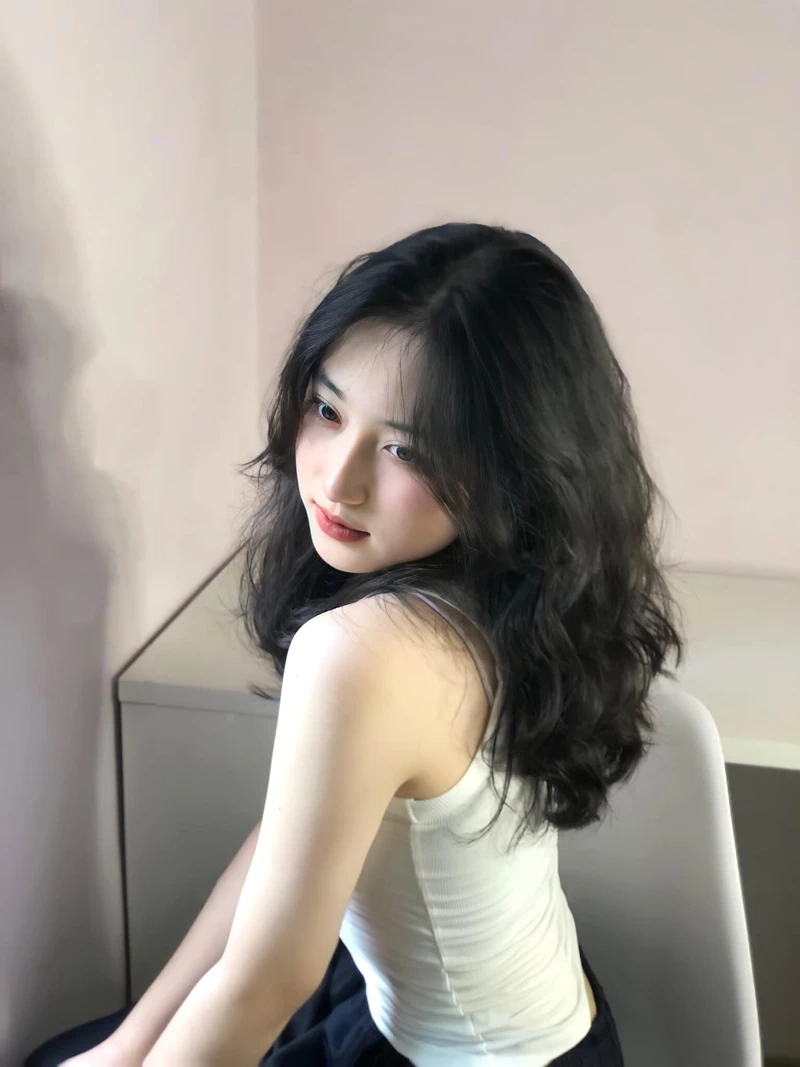 Hình gái xinh che mặt với nét đẹp hài hòa và phong cách bí ẩn