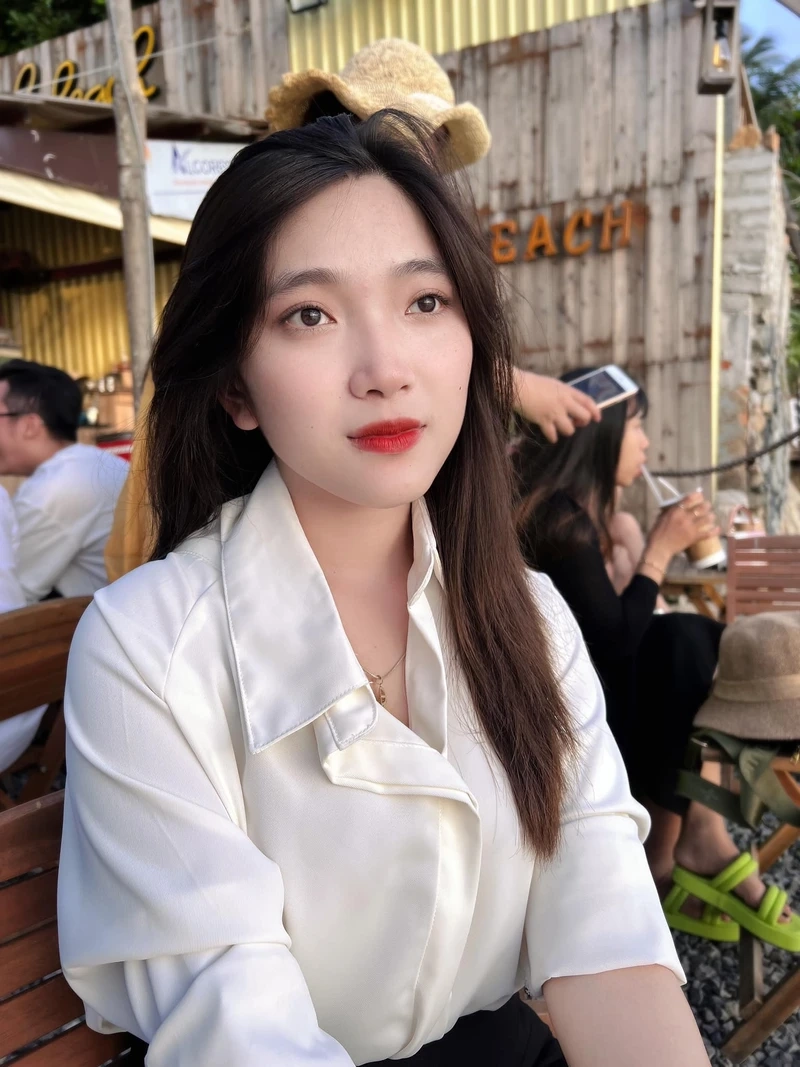 Gái xinh mặc váy ngắn nhảy TikTok với phong thái tự tin và tươi mới