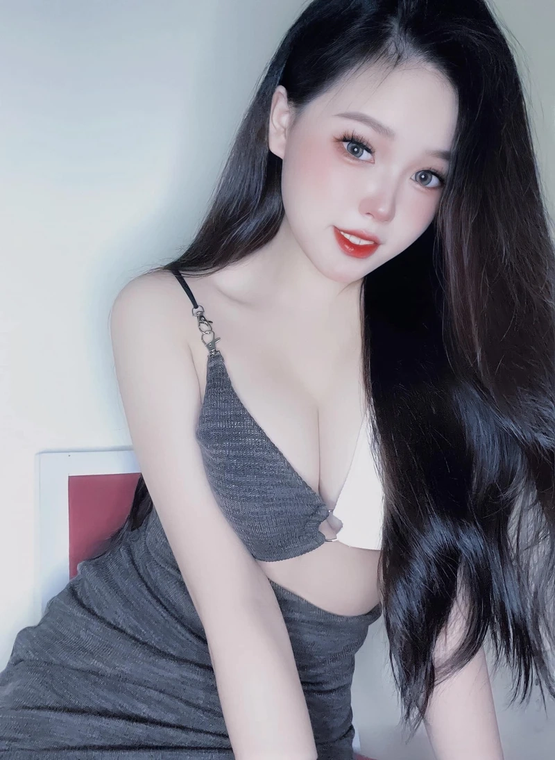 Gái xinh mặc váy ngắn TikTok với nét đẹp trẻ trung và năng động