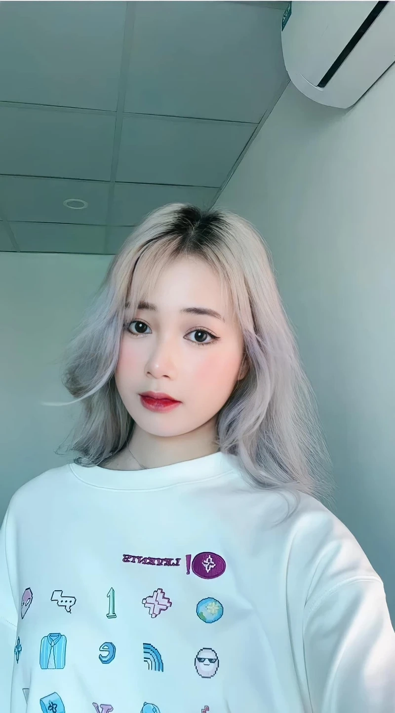  Gái xinh áo dài trắng live TikTok với vẻ đẹp thanh thoát và nổi bật