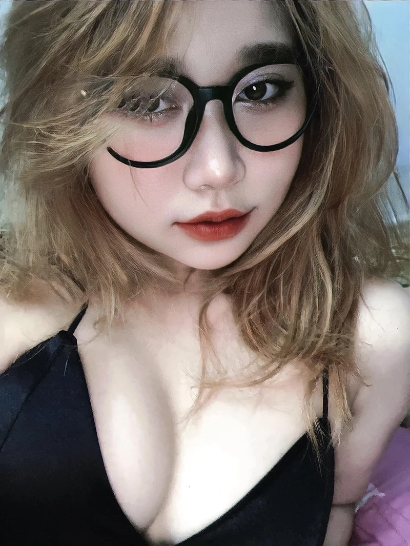 TikTok cô gái xinh đẹp với thần thái tự tin và ánh mắt cuốn hút