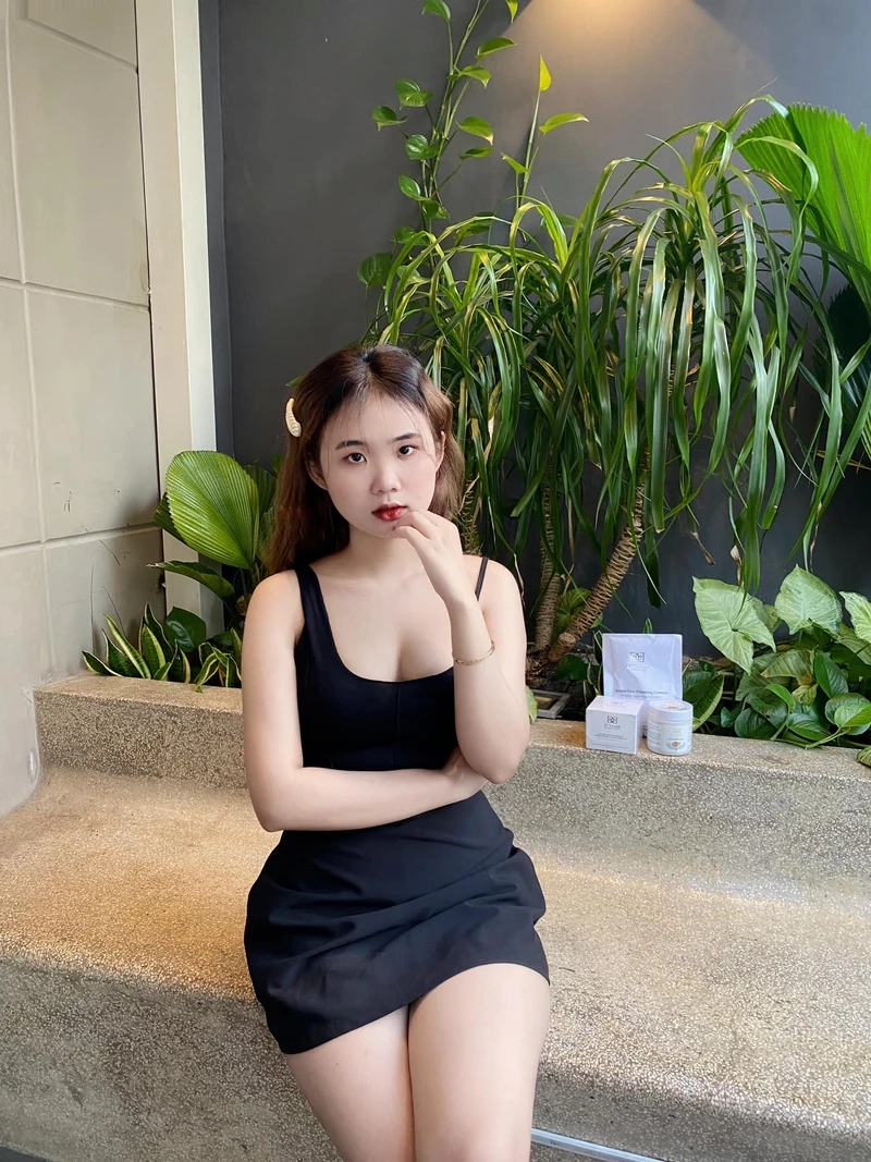 Hình gái cute che mặt với nét đáng yêu và ánh mắt dễ thương