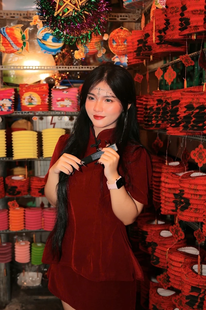 Gái xinh váy trắng, tạo điểm nhấn nhẹ nhàng trong từng bức ảnh