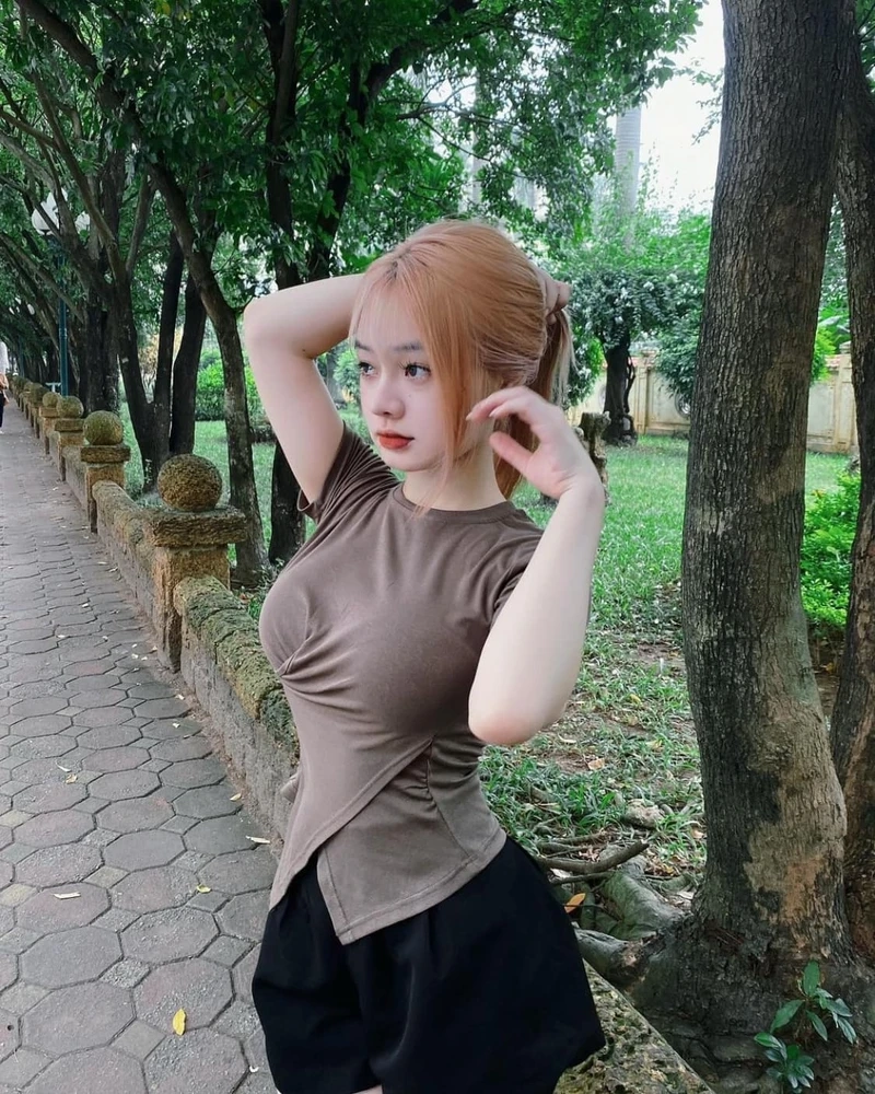 Gái xinh mặc váy trắng che mặt, vẻ đẹp bí ẩn đầy lôi cuốn