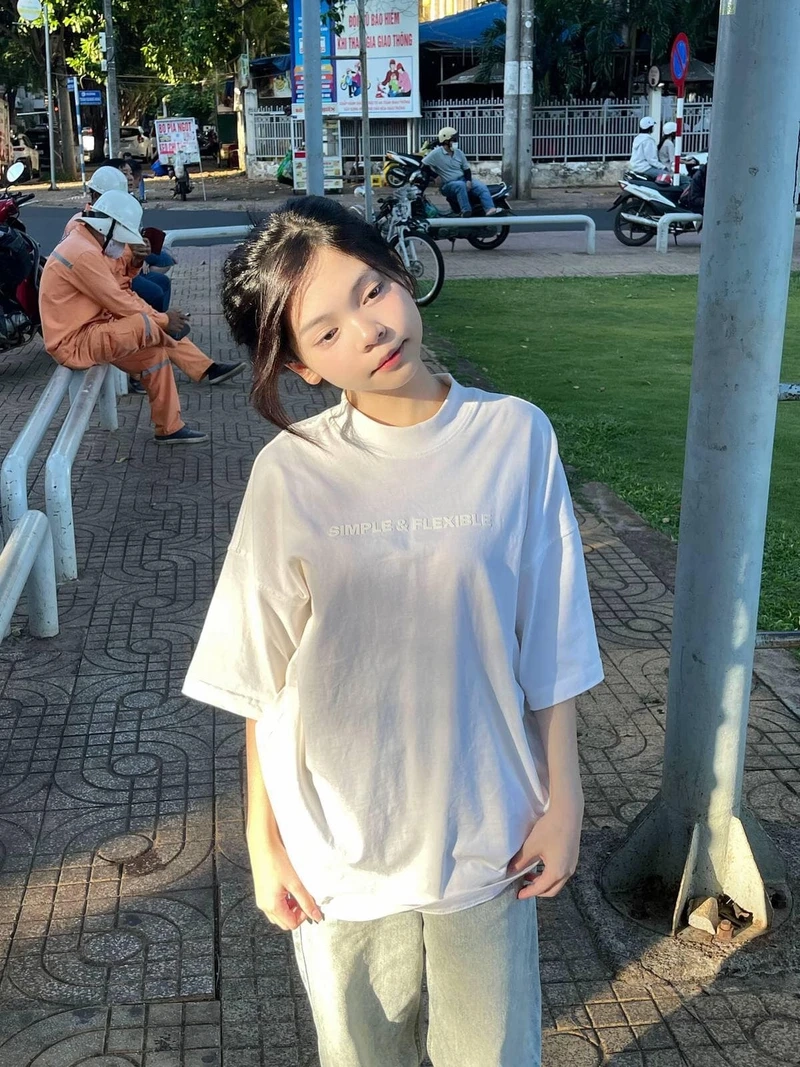 Gái xinh tóc dài đeo kính cute, thể hiện sự dễ thương và nổi bật