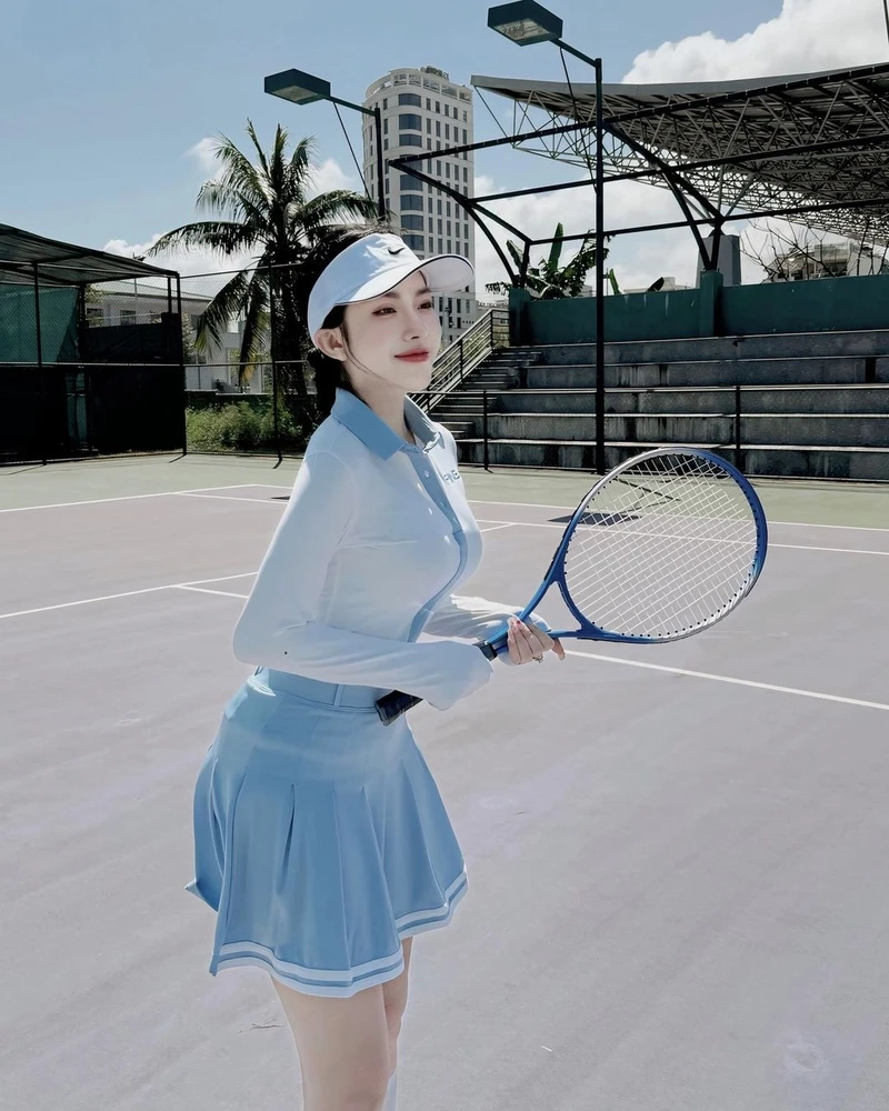 Tashigi cosplay với kiếm, thể hiện sự quyết đoán và năng động