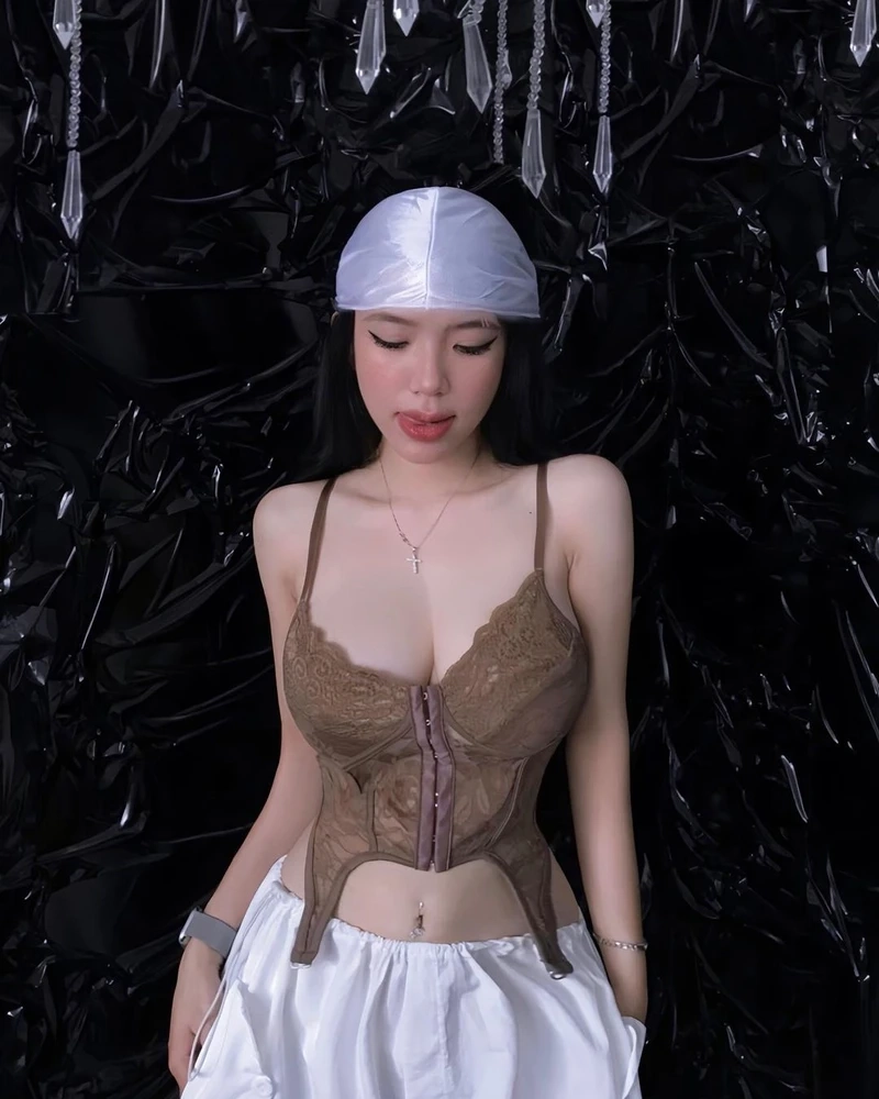 Hình ảnh phụ nữ Pháp xinh đẹp, với nét quyến rũ thanh thoát