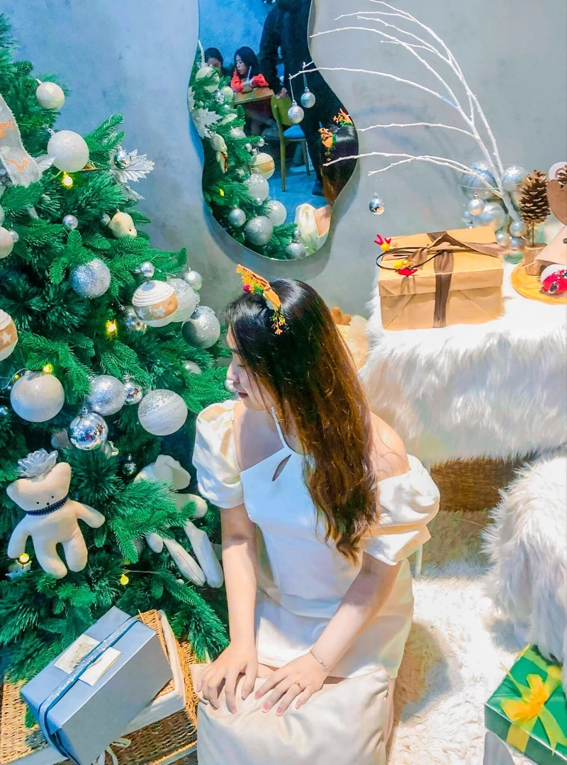 Gái xinh mặc bikini lọt khe với ánh nhìn đầy sức hút