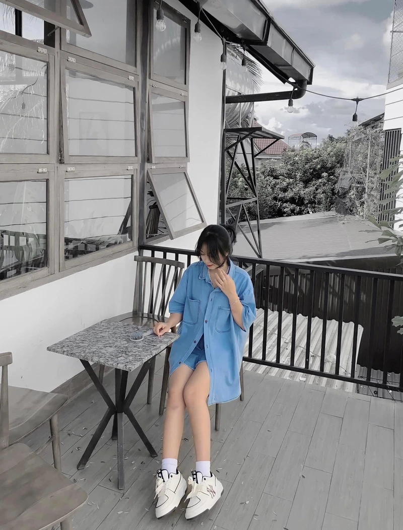 Ảnh gái văn phòng tạo dáng chụp ảnh, mang đến sự tự tin và năng động