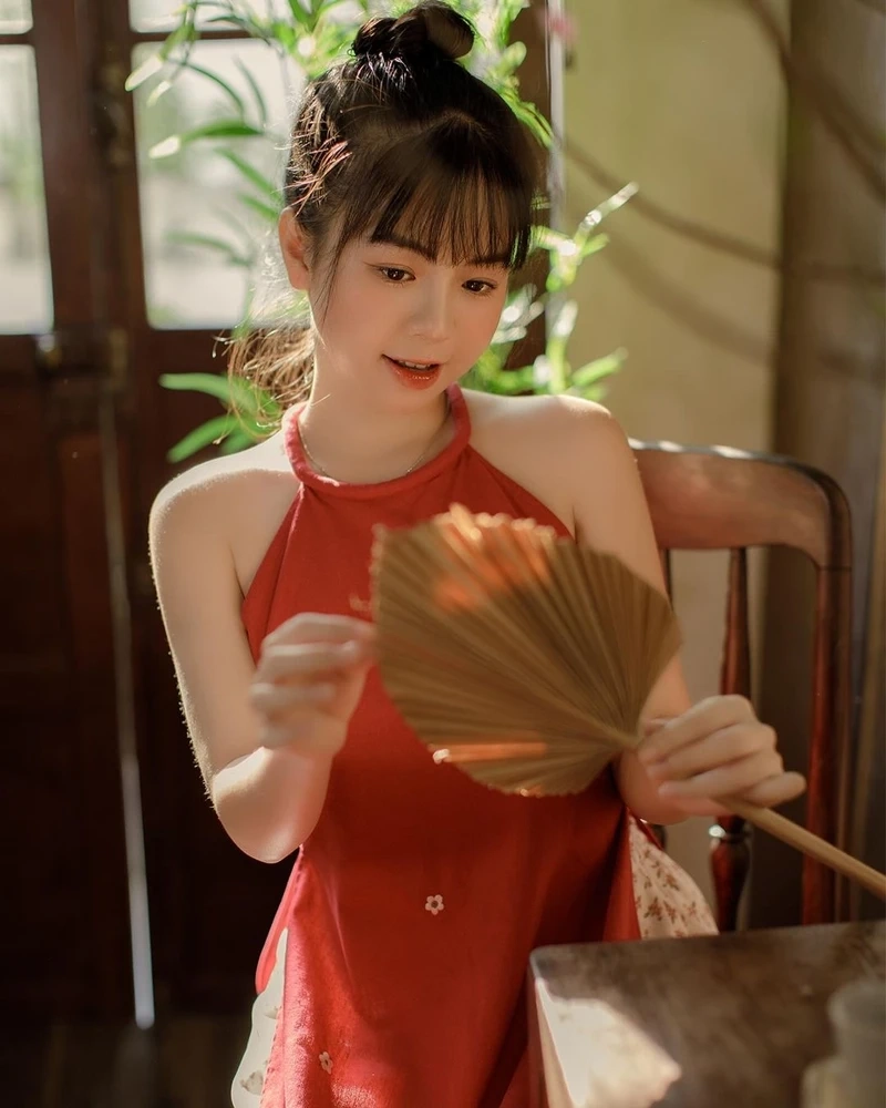 Hình ảnh gái văn phòng tại quầy lễ tân, chào đón khách hàng với nụ cười tươi