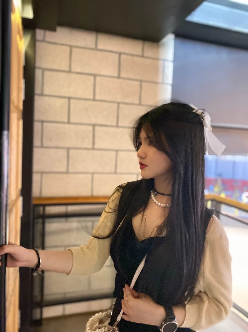Gái xinh tóc dài đeo kính cute, dễ thương và quyến rũ trong từng khoảnh khắc