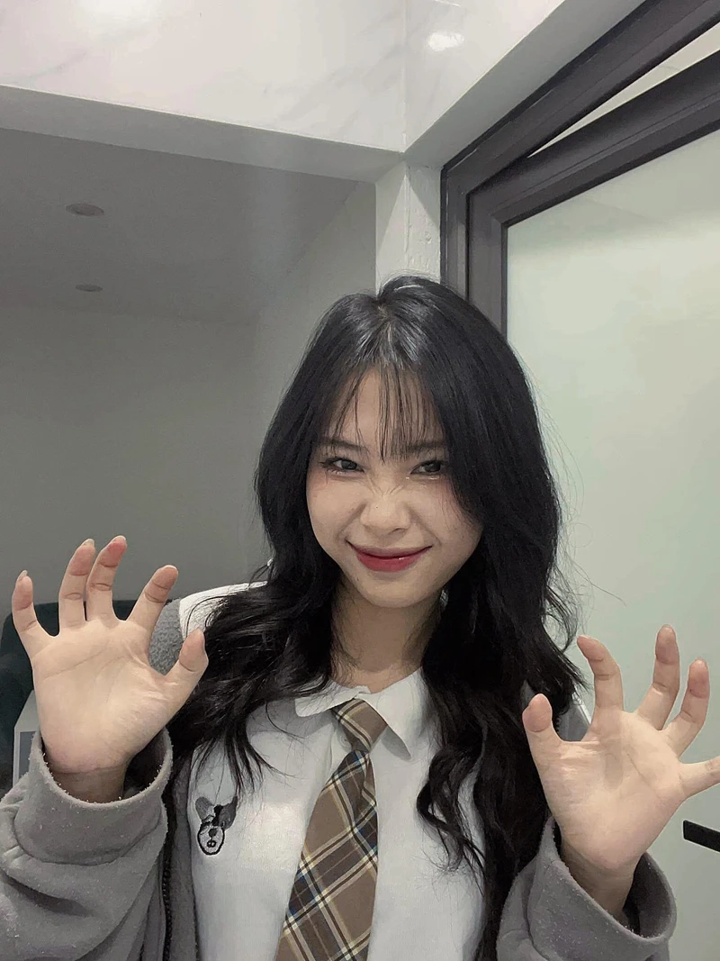 Gái xinh 18 tuổi Hàn Quốc, thể hiện phong cách trẻ trung và tươi mới