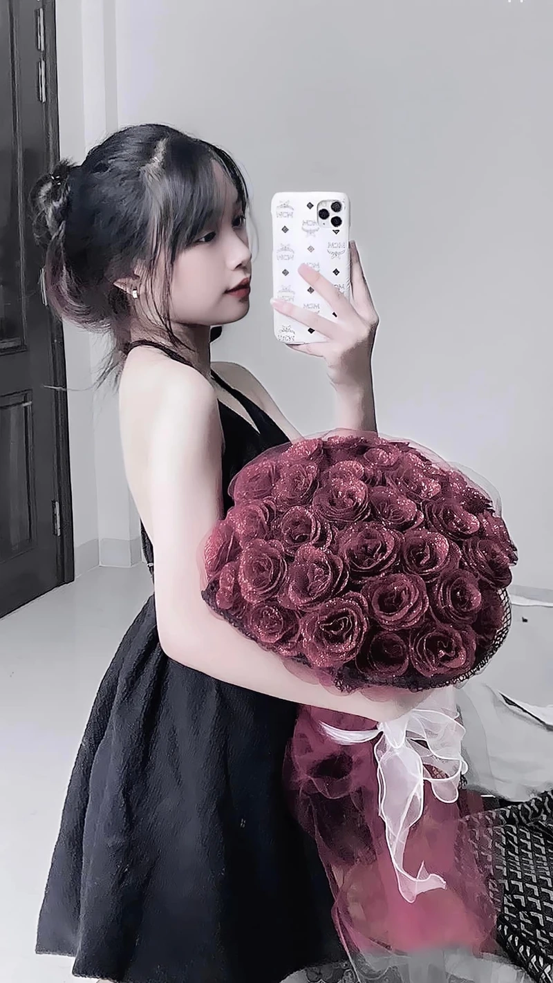 Hình gái xinh đeo mắt kính tóc dài che mặt, tạo sự bí ẩn và thu hút