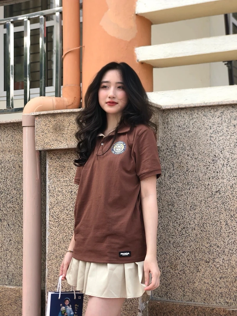 Ảnh gái xinh tóc ngang vai 2k7 đeo kính, thể hiện phong cách dễ thương