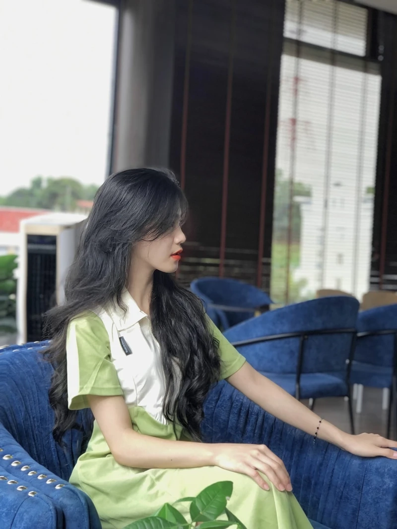  Ảnh gái xinh đeo kính tóc ngang vai, nổi bật với vẻ đẹp tự nhiên