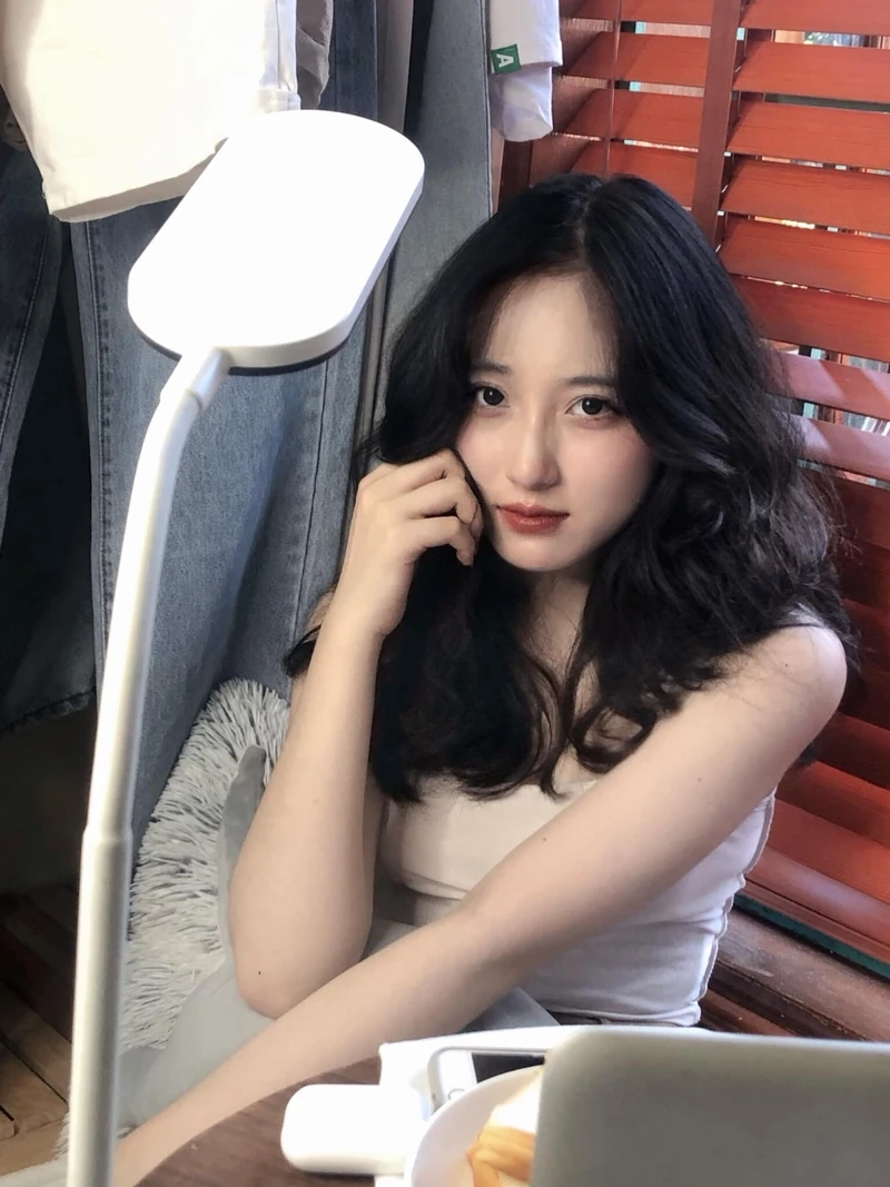 Ảnh gái xinh đeo kính cute, mang đến sự dễ chịu và ngọt ngào