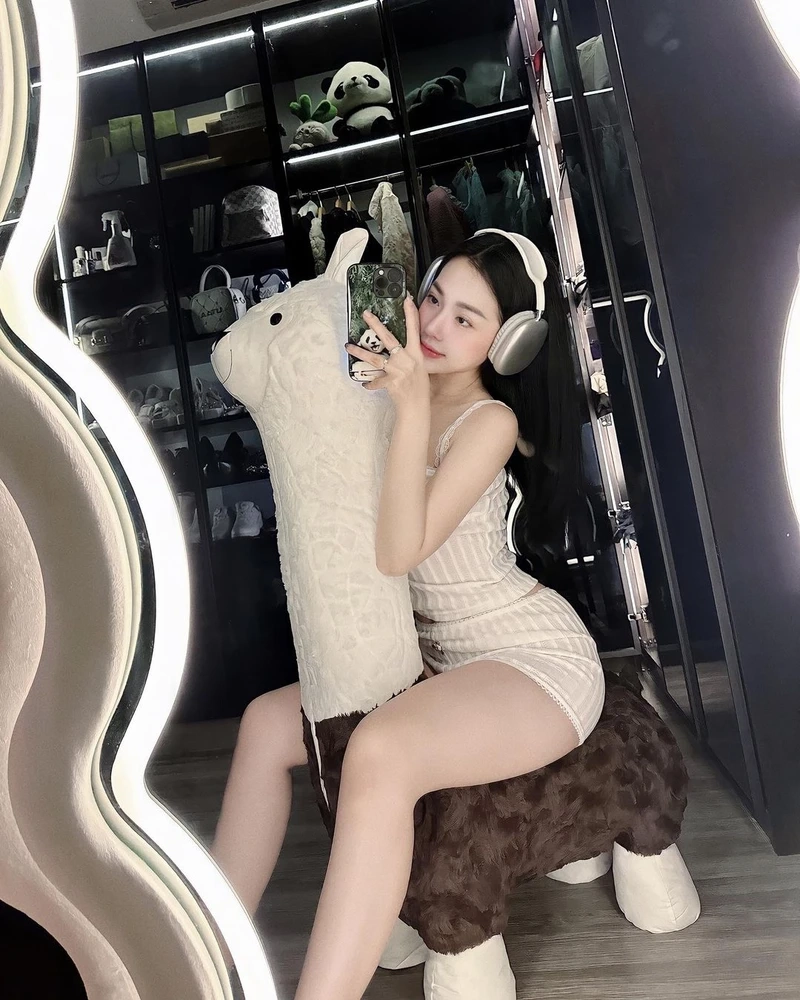 Gái châu Âu trong lễ hội, vui vẻ và hòa mình vào không khí sôi động