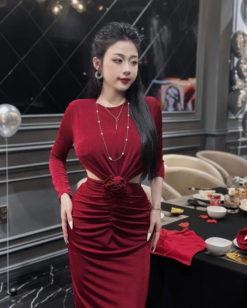 Hình nền gái châu Âu với kính mát, tạo phong cách tự do và sành điệu
