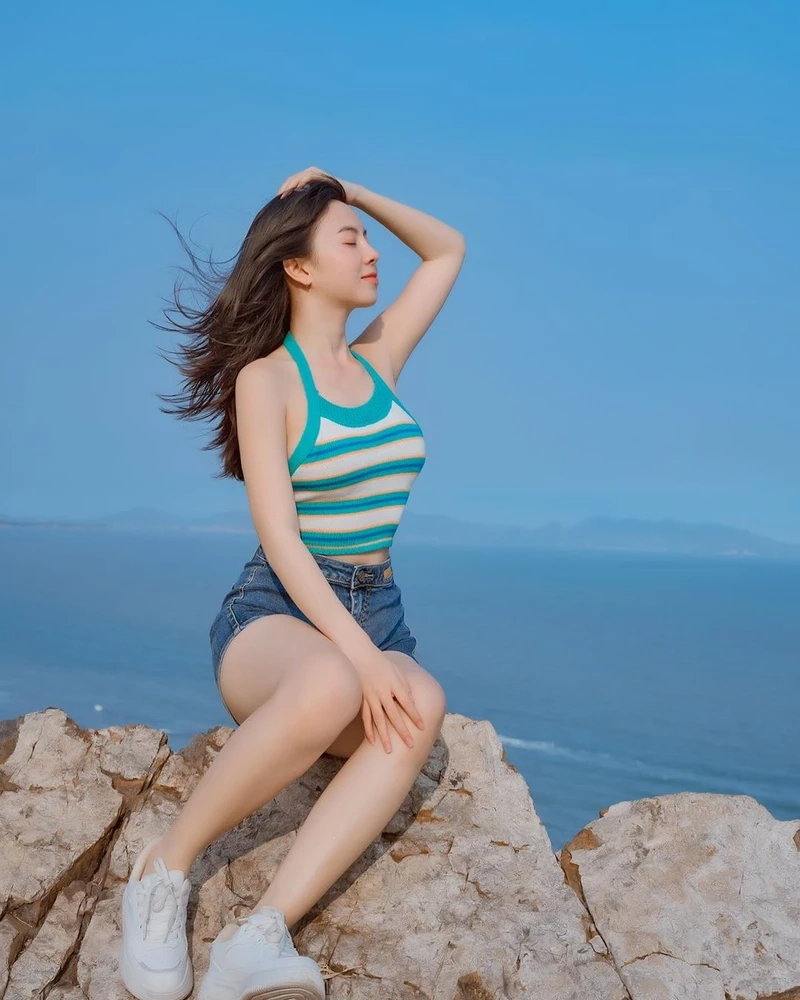 Hình gái châu Âu mặc áo dài Nga, thể hiện sự duyên dáng và tinh tế
