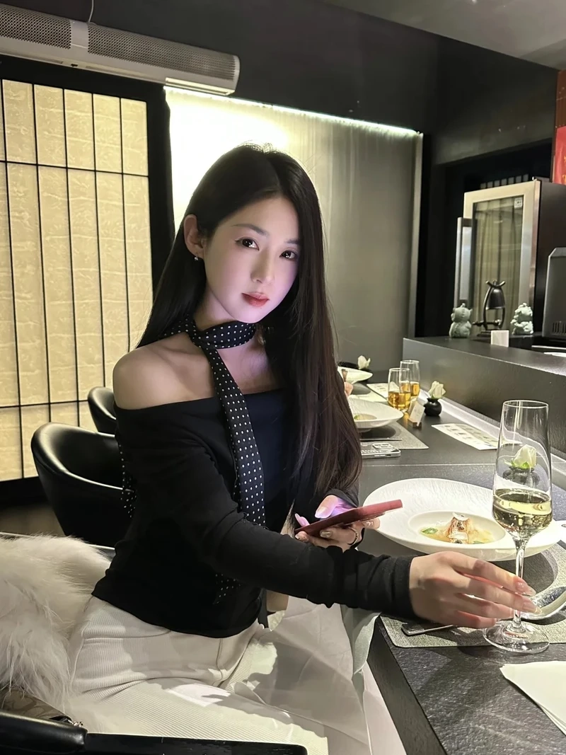 Gái xinh mặc váy trắng, tỏa sáng với vẻ đẹp thanh thoát và nhẹ nhàng