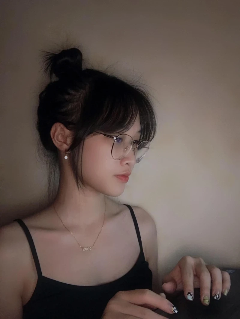 Hình ảnh gái cute che mặt mang lại vẻ đẹp đáng yêu