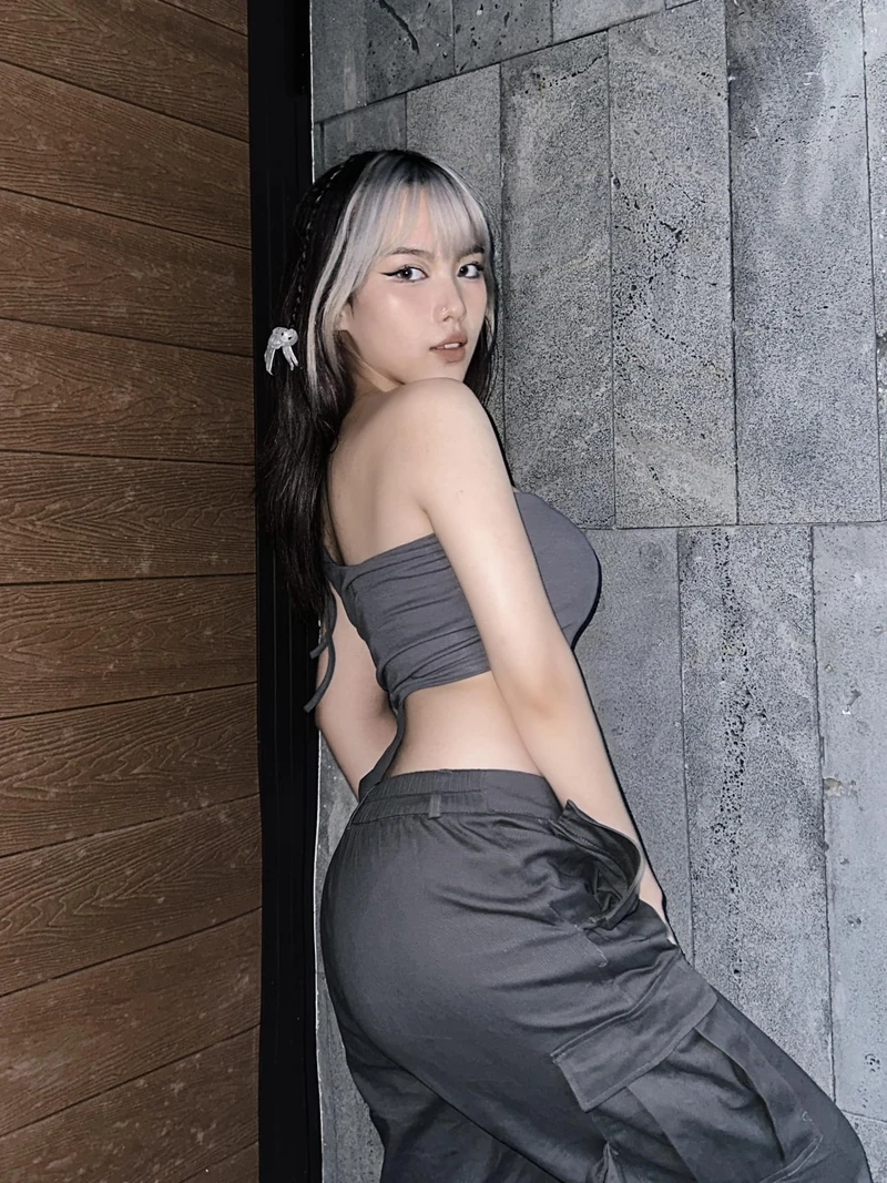 Gái xinh cute dạo phố với thần thái tươi tắn và đáng yêu