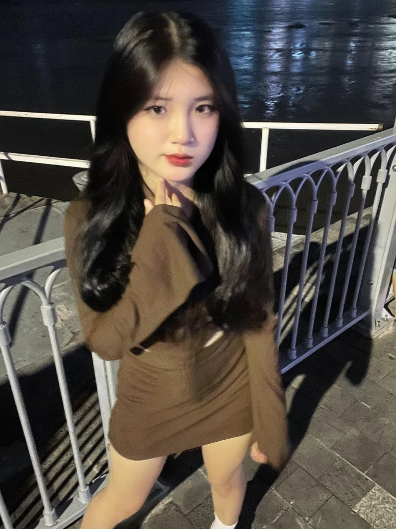 Gái đẹp chụp hình che mặt với phong thái dịu dàng và cuốn hút