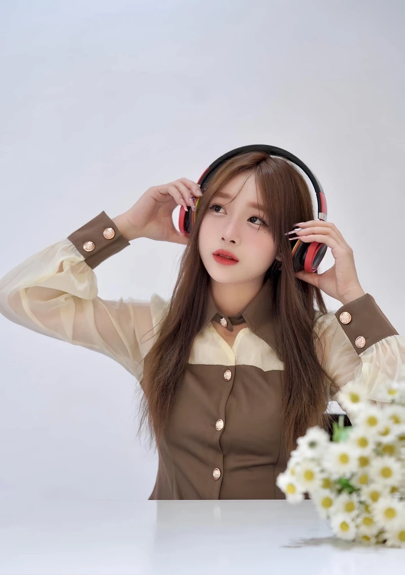 Hình ảnh hot girl đường phố với vẻ đẹp năng động và trẻ trung