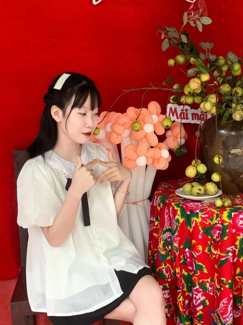 Hình gái xinh che mặt, tạo sự huyền bí và thu hút mọi ánh nhìn