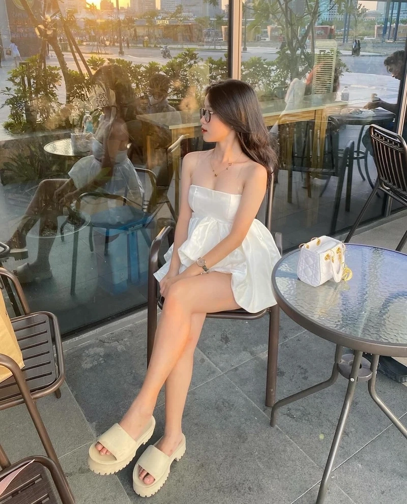 Gái xinh tiktok đi biển, khoe vẻ đẹp tự nhiên và quyến rũ