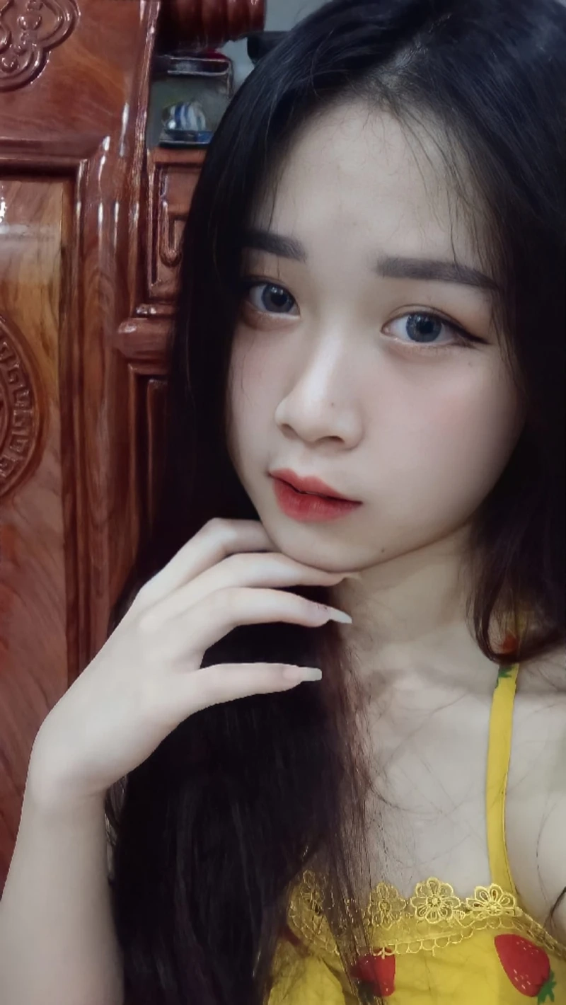 Gái xinh váy trắng với nét đẹp nhẹ nhàng và thanh thoát tự nhiên