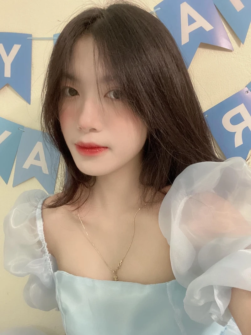 Gái xinh mặc váy trắng che mặt mang đến sự cuốn hút đầy bí ẩn