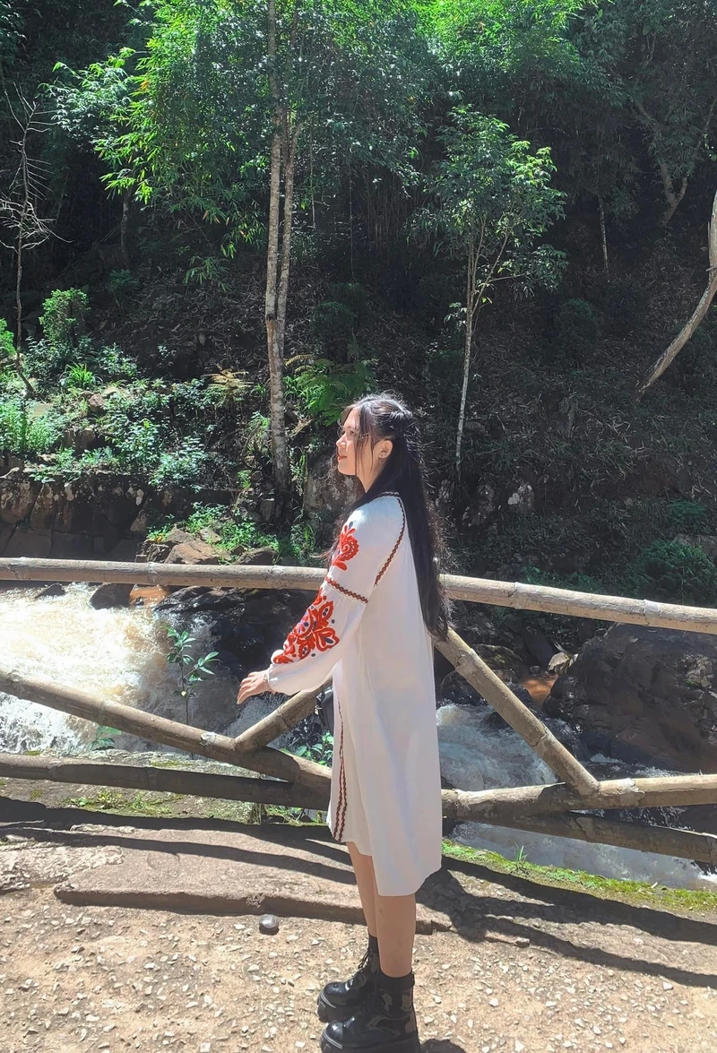 Gái xinh cute đeo kính với nét đáng yêu và ánh mắt rạng ngời
