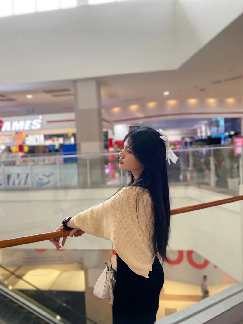 Gái xinh tóc dài đeo kính với thần thái thanh lịch và duyên dáng