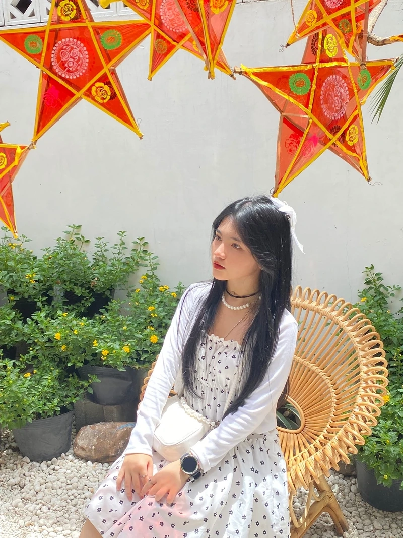 Gái xinh đeo kính cute với nụ cười tươi tắn và vẻ đẹp ngọt ngào