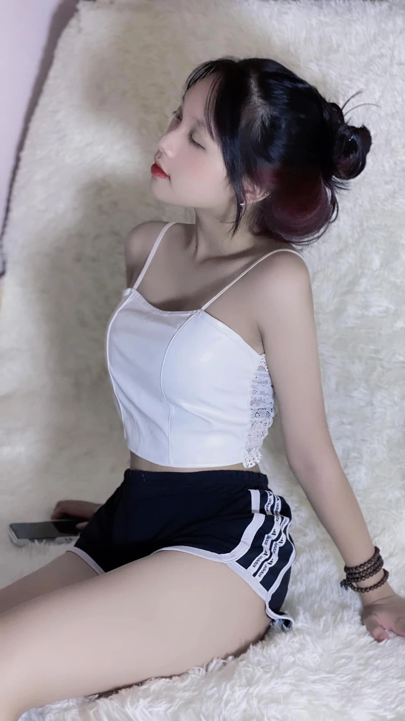 Gái xinh đeo kính tóc dài mang đến hình ảnh hài hòa và thanh thoát