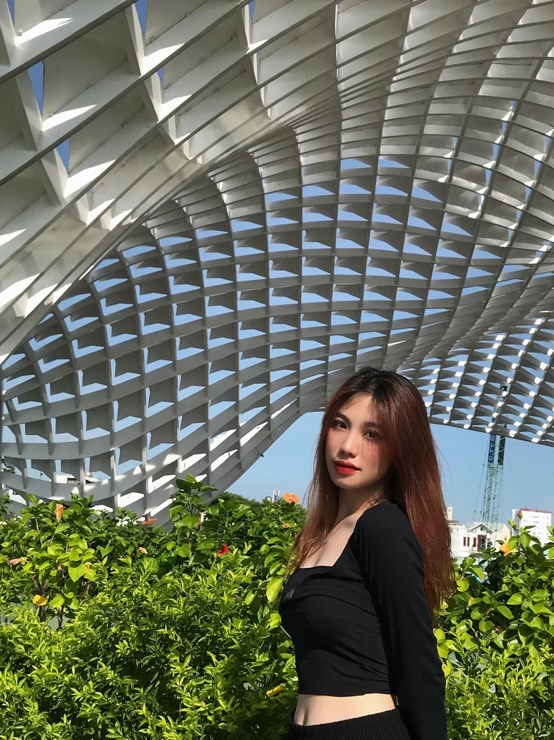 Mặt gái xinh đeo kính với thần thái tự tin và ánh nhìn sắc sảo