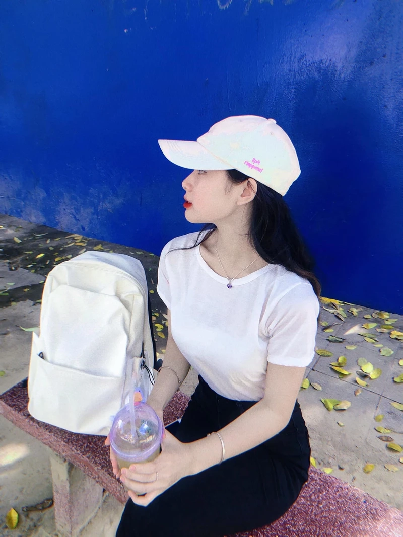 Em gái dáng đẹp toát lên sự nhẹ nhàng và nét duyên dáng