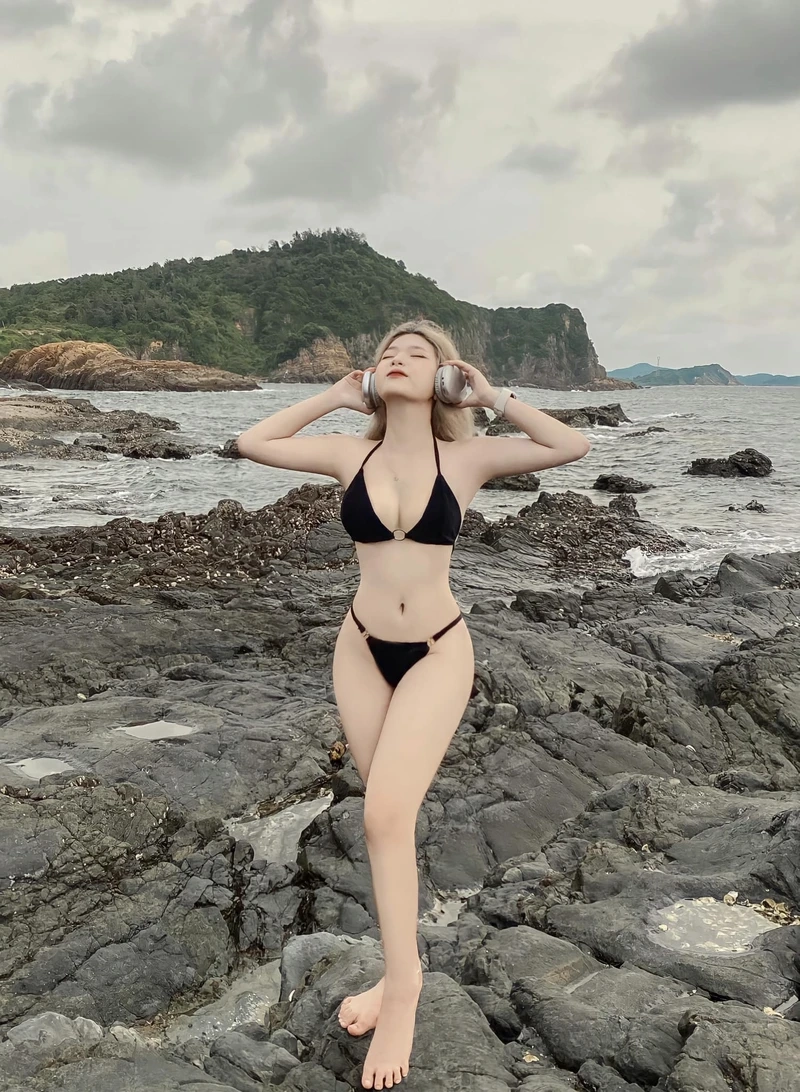 Hinh anh gai mac bikini với nét duyên dáng và phong thái nhẹ nhàng