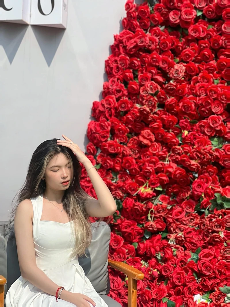 Hình gái xinh che mặt, tạo sự quyến rũ và thu hút mọi ánh nhìn