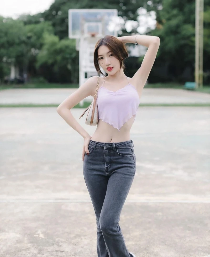 Gái xinh mặc váy trắng nhảy, tỏa sáng với phong cách tự tin và quyến rũ