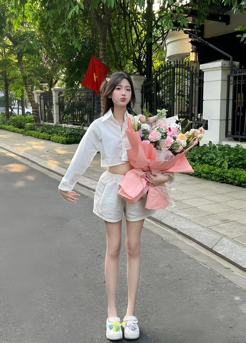 Gái cười xinh, tạo sự cuốn hút với nụ cười tươi tắn và duyên dáng