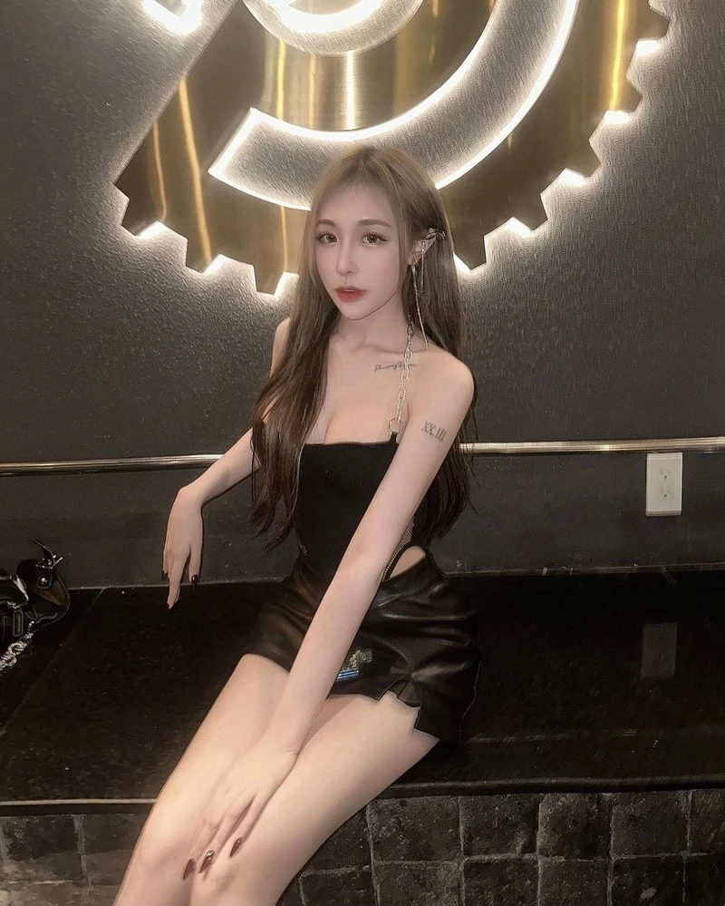 Gái xinh mặc áo dài live livestream, tạo ấn tượng mạnh mẽ trên nền tảng này