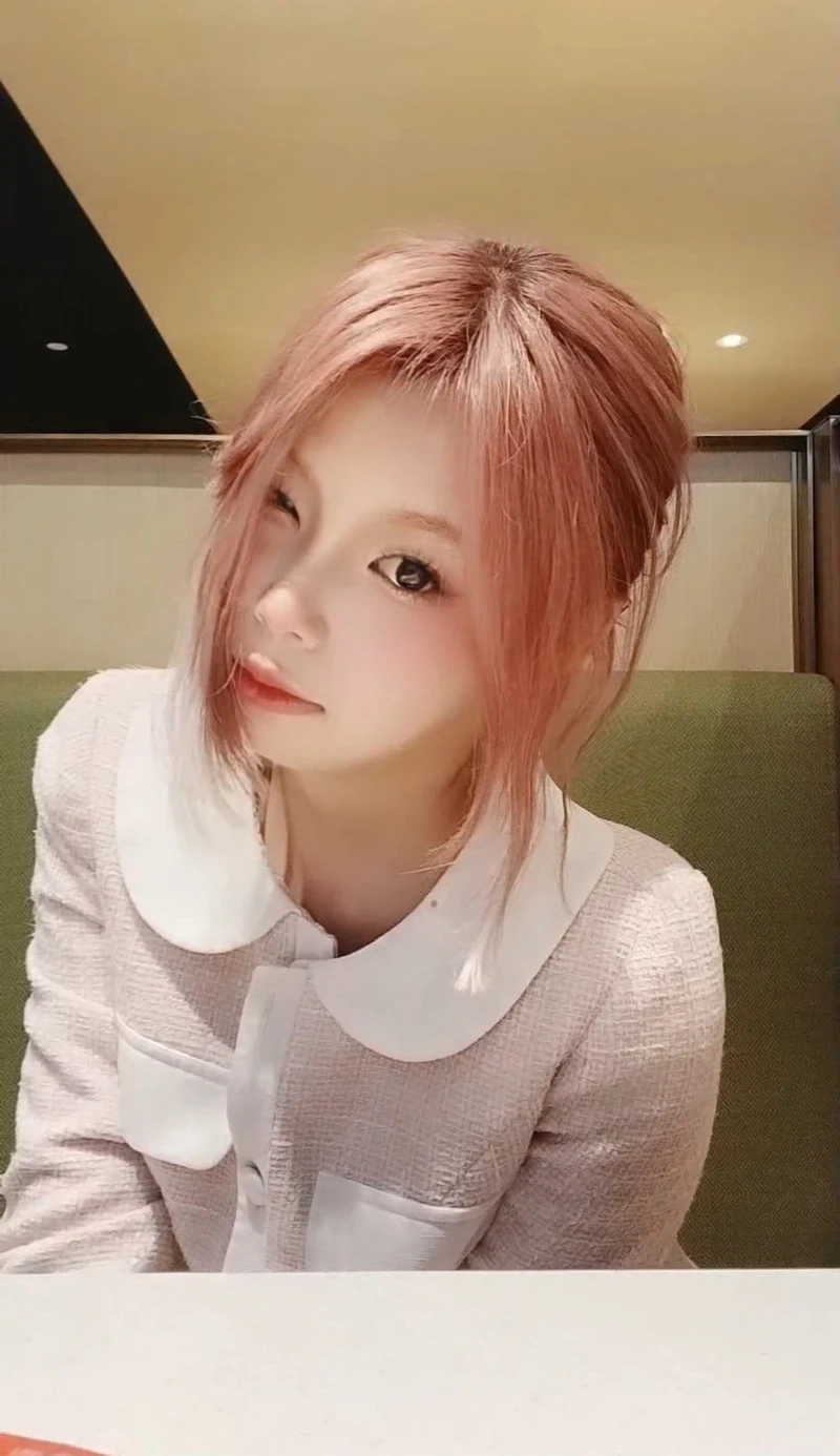 Hình ảnh gái cute che mặt, thu hút mọi ánh nhìn với sự duyên dáng